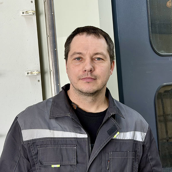 Кривоносов Николай Игоревич, сборщик оконных конструкций производственного цеха, более 20 лет в производстве окон