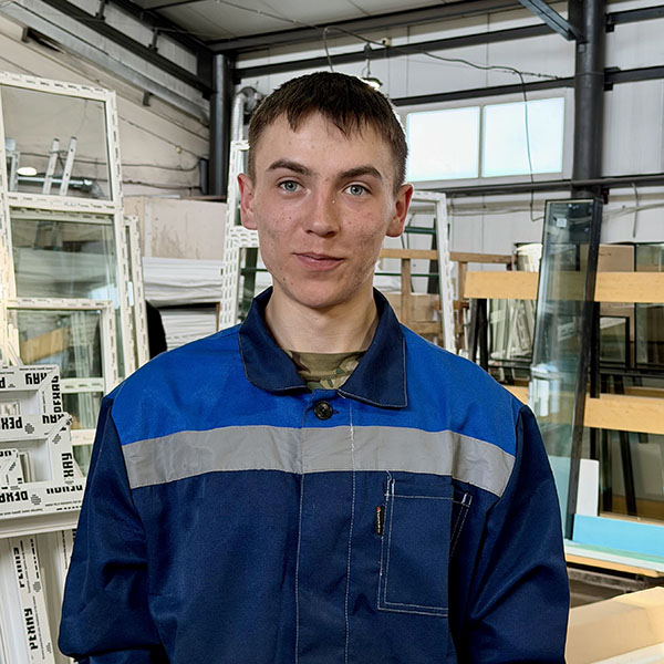 Сименов Сергей Сергеевич, сборщик оконных конструкций производственного цеха, работает с 2026 года