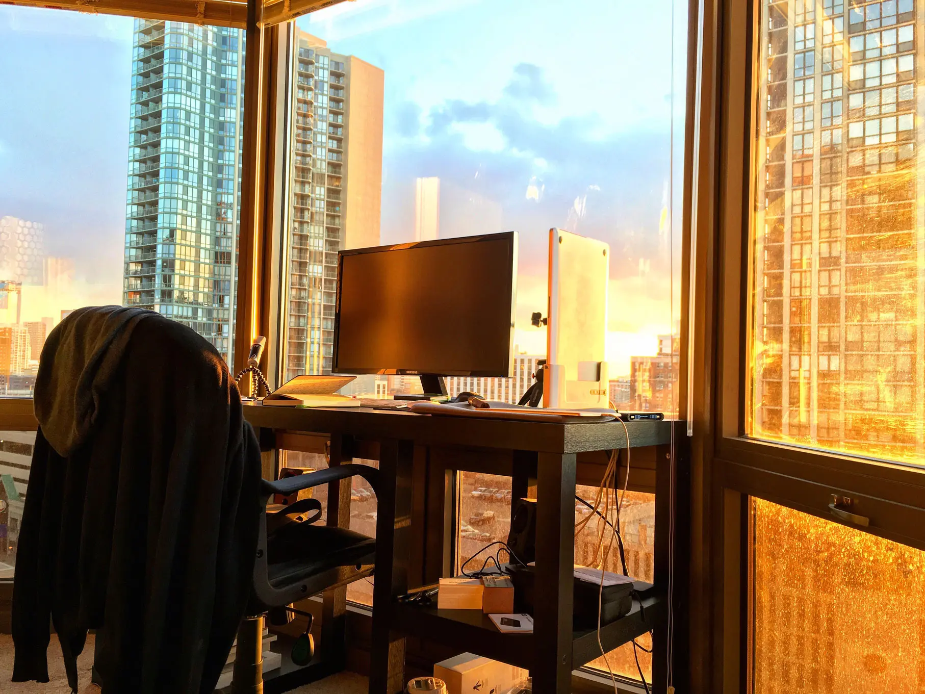 Как сделать офис на балконе: практично и современно