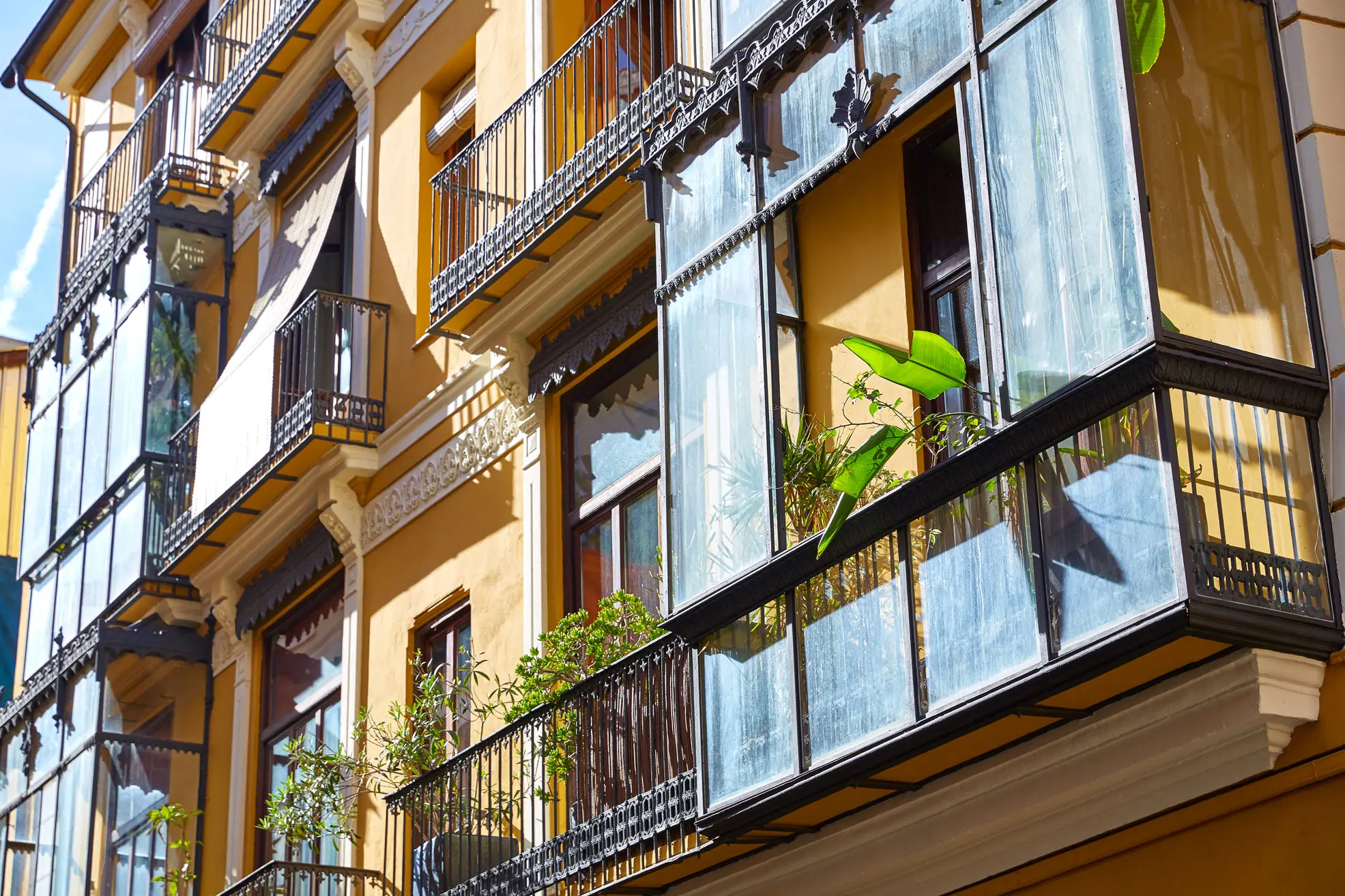 Какие бывают виды расширения балкона